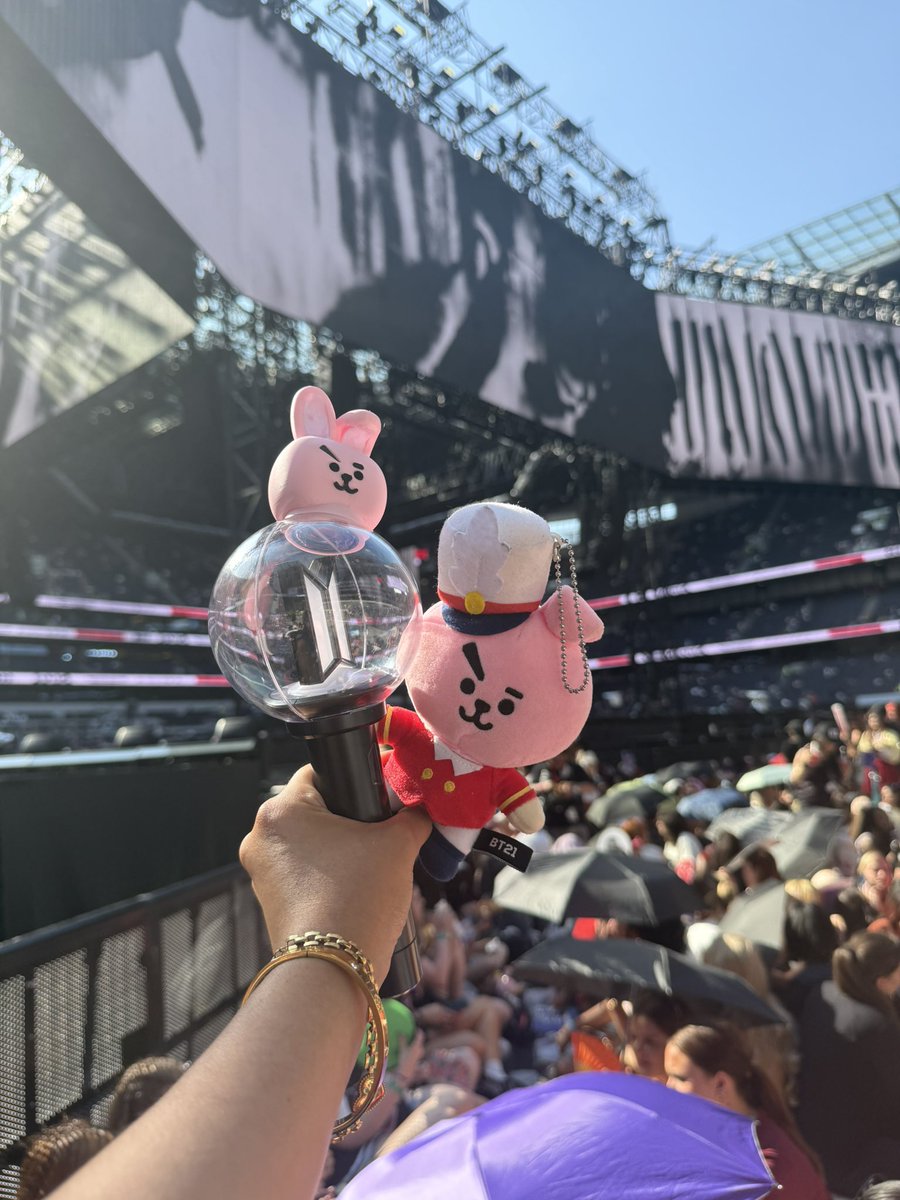 jeonpwr's tweet photo. and i saw them both this year i love life https://t.co/yB9AIRKX3n