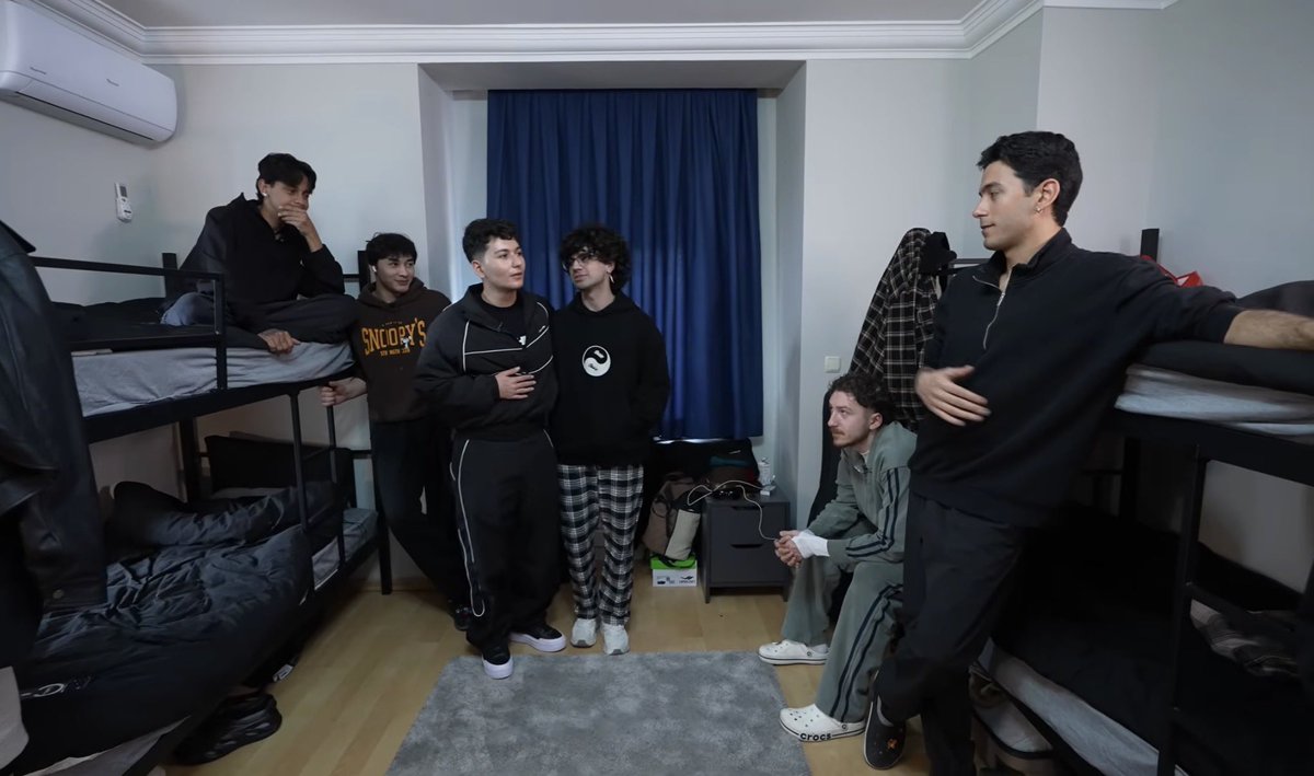 efesangirl's tweet photo. “b2’den selamlar”😭😭😭 https://t.co/jKd1srBko7