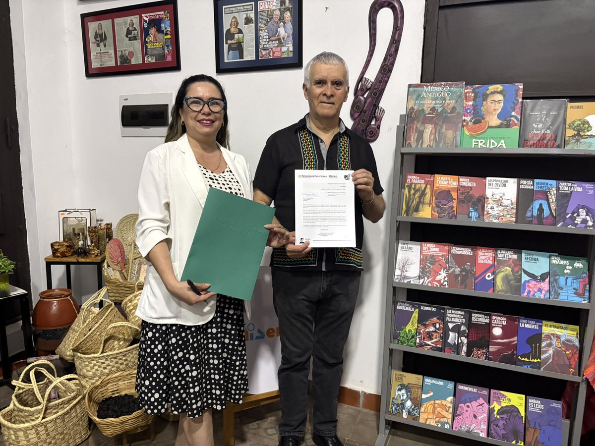 EmbaMexPay's tweet photo. El Emb. @JuanMNungaray inaugura el "Espacio México", un nuevo lugar para la literatura mexicana en 🇵🇾, con la donación de📚de la colección "25 para el 25", iniciativa del @GobiernoMX para incentivar la lectura en jóvenes de países de América Latina. 
@SRE_mx #DiplomaciaCulturalMx https://t.co/rKXkp3XXpR
