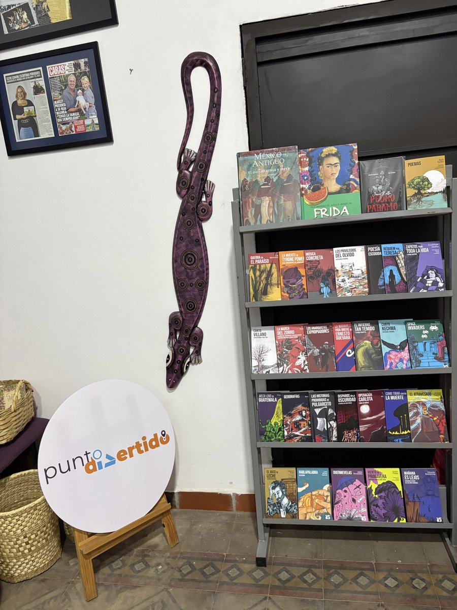 EmbaMexPay's tweet photo. El Emb. @JuanMNungaray inaugura el "Espacio México", un nuevo lugar para la literatura mexicana en 🇵🇾, con la donación de📚de la colección "25 para el 25", iniciativa del @GobiernoMX para incentivar la lectura en jóvenes de países de América Latina. 
@SRE_mx #DiplomaciaCulturalMx https://t.co/rKXkp3XXpR