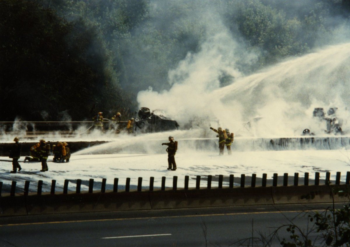 ffxfirerescue's tweet photo. #ThrowbackThursday Taking it back to 9/7/1988 &amp; an 8,000 gallon gas truck fire on the ramp from eastbound Little River Turnpike onto inner loop of the Beltway.

The truck was engulfed in flames. #FCFRD sent 34 pieces of equipment &amp; 107 firefighters to the 4-alarm fire. https://t.co/OQOVd5inC3