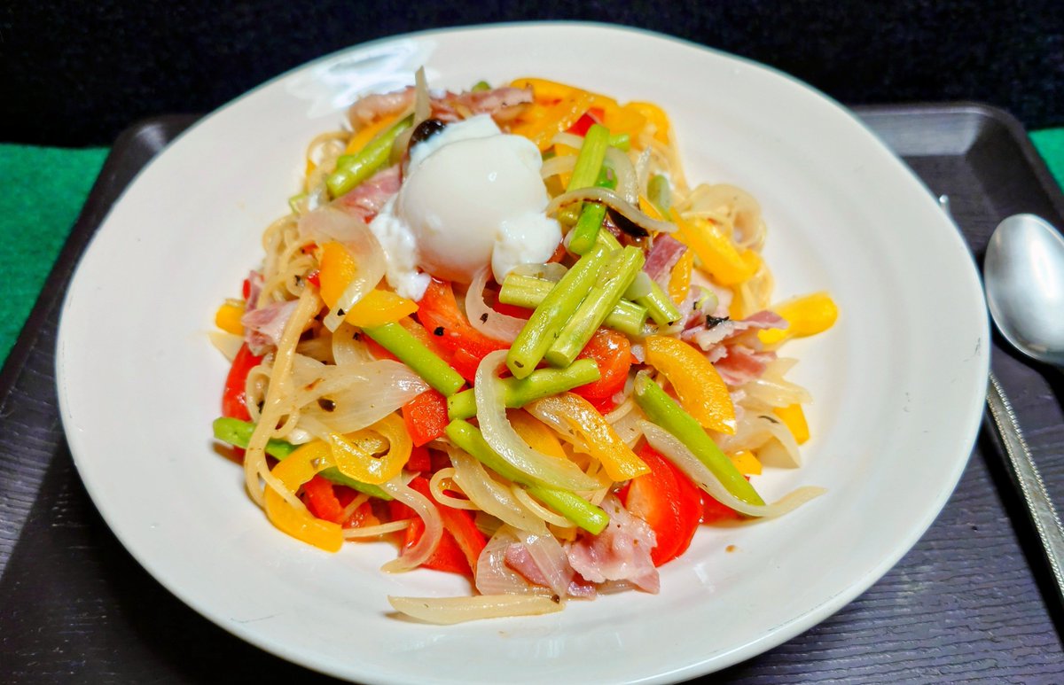 rainpac5's tweet photo. #おーるにゃめし #料理 #おうちごはん #朝ごはん #パスタ #朝食

キノコのデュクセルを作ったので

本日はパスタ
デュクセル香る、パプリカと温玉のカルボラート仕立て

●パスタ
ベーコン
パプリカ赤黄
アスパラガス
玉ねぎ
温玉

●デュクセル
にんにく
マッシュルーム
パセリ
オリーブオイル
バター https://t.co/70njh7M9WD