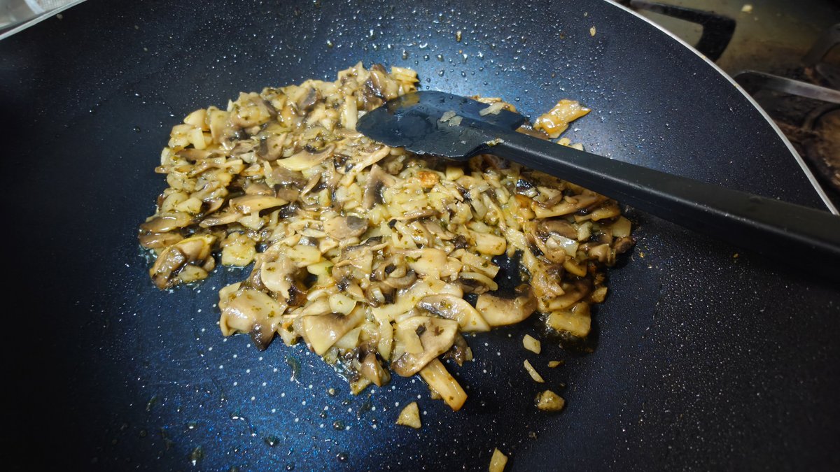 rainpac5's tweet photo. #おーるにゃめし #料理 #おうちごはん #朝ごはん #パスタ #朝食

キノコのデュクセルを作ったので

本日はパスタ
デュクセル香る、パプリカと温玉のカルボラート仕立て

●パスタ
ベーコン
パプリカ赤黄
アスパラガス
玉ねぎ
温玉

●デュクセル
にんにく
マッシュルーム
パセリ
オリーブオイル
バター https://t.co/70njh7M9WD