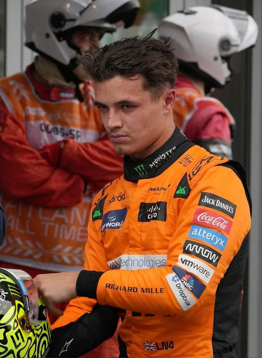 ihatef1ngl's tweet photo. ooooo lando you wanna bring back the swooped back hair with goatee look soooo bad https://t.co/EeD3UgbOPw