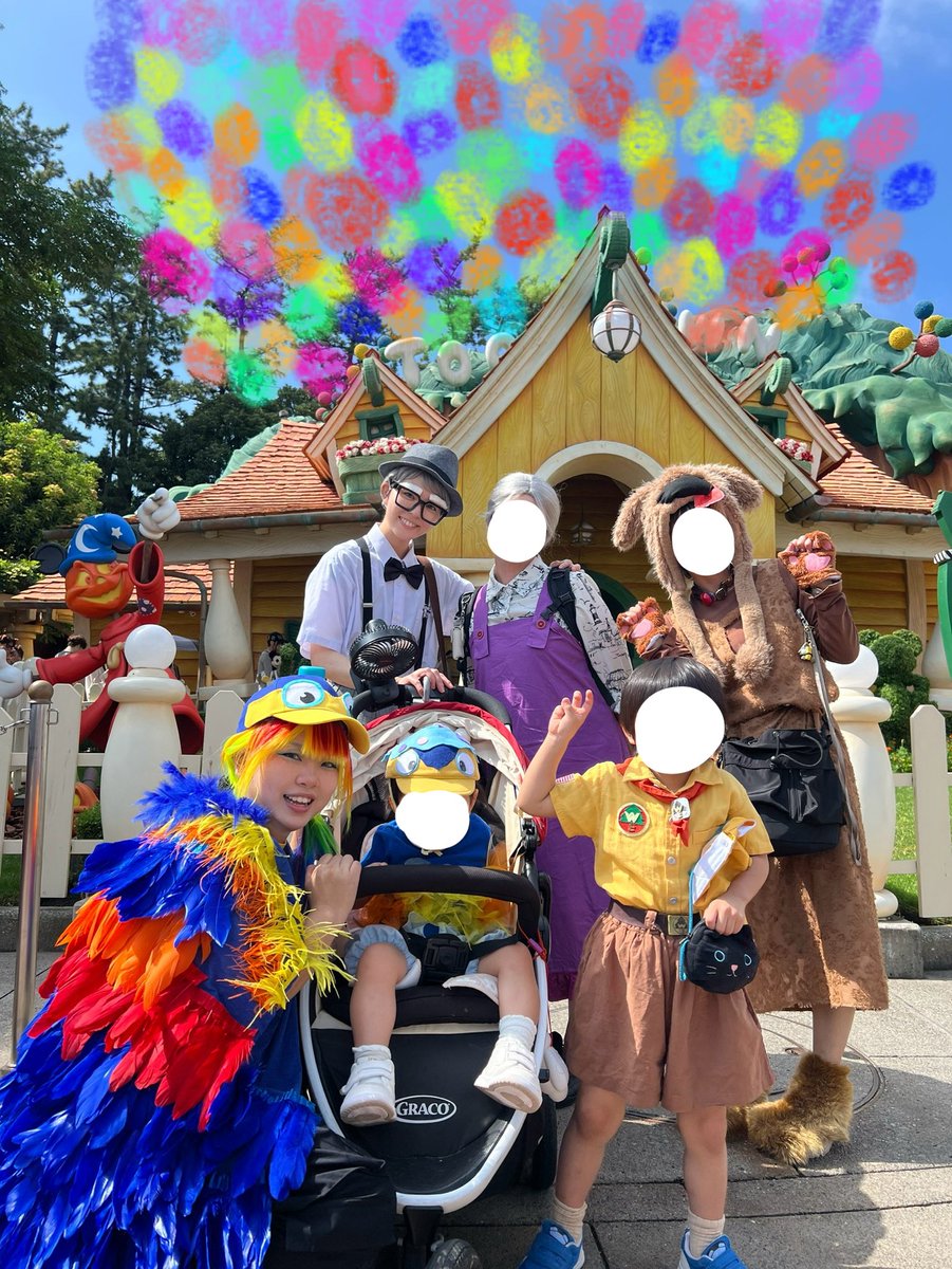 disney41o's tweet photo. 【Dハロ仮装】
カールじいさんの空飛ぶ家
︎︎☁         ︎︎☁     ☀️

      ︎︎☁
                        ︎︎☁

     ︎︎☁   🎈🎈    ︎︎☁   
        🎈🎈🎈🎈
       🎈🎈🎈🎈
                🏠
                🛘

⚠︎風船は私の落書きです
#Dハロ仮装 
#Dハロ仮装2026
#尤一Dハロ https://t.co/Xm4kuEGvER