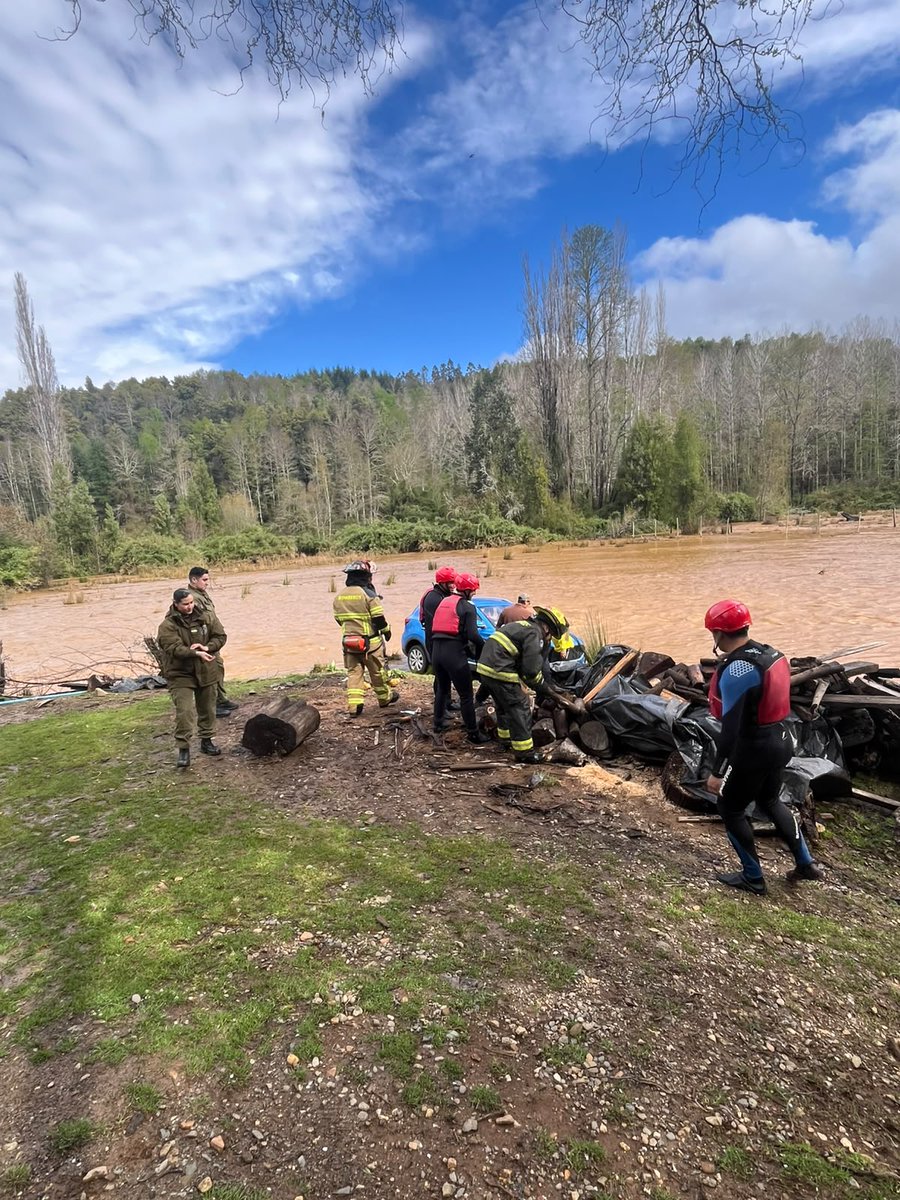 CarabLosRios's tweet photo. 🚨Ante el frente de mal tiempo que ha afectado a la comuna de #Lanco, Carabineros de la Subcomisaría, junto a personal especializado, se mantiene desplegado apoyando a la comunidad, colaborando logísticamente y evacuando a personas anegadas o aisladas. #CarabinerosdeTodos https://t.co/7ClLmQKZzs