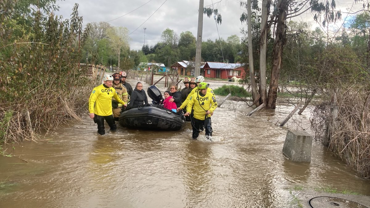 CarabLosRios's tweet photo. 🚨Ante el frente de mal tiempo que ha afectado a la comuna de #Lanco, Carabineros de la Subcomisaría, junto a personal especializado, se mantiene desplegado apoyando a la comunidad, colaborando logísticamente y evacuando a personas anegadas o aisladas. #CarabinerosdeTodos https://t.co/7ClLmQKZzs
