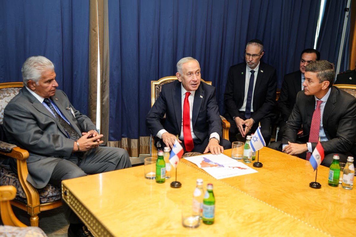 as_salazar's tweet photo. Netanyahu promete a Mulino cooperar con Panamá en tecnología, inteligencia artificial y comercio, durante encuentro de líderes de América Latina
 
El presidente de la República, @JoseRaulMulino participó en la reunión de líderes de América Latina con el primer ministro de Israel, Benjamín Netanyahu, encuentro que fue calificado como histórico entre los mandatarios y en el que Panamá jugó un rol destacado en un marco estratégico de cooperación impulsado por el Gobierno israelí.

En el encuentro, en el que también participaron los mandatarios, Rodrigo Paz, de Bolivia; y Santiago Peña, de Paraguay, Netanyahu manifestó toda disposición de Israel para colaborar con estos tres países latinoamericanos en materia de seguridad y tecnología donde ellos son líderes mundiales y tienen fuerte expectativa por la evolución y control que está tomando la inteligencia artificial, así como en el desarrollo de drones.

Netanyahu dijo que para Israel ha sido importante ver cómo los sistemas democráticos alejados de la izquierda se están posicionado en América Latina, lo que abre muchas oportunidades para que Israel potencie la cooperación con estas naciones.

El mandatario panameño le manifestó directamente a Netanyahu el interés por entablar un programa de cooperación en temas como la lucha contra el crimen organizado y el narcotráfico.
Por su parte, Netanyahu mostró interés en conocer la experiencia y estrategia que diseñó el gobierno del presidente Mulino para controlar la frontera y bloquear la descontrolada migración ilegal a través del Darién hacia Estados Unidos.

En este punto, Netanyahu indicó que Israel quiere incrementar la cooperación con Panamá en las áreas de seguridad, comercio e inteligencia artificial. “Si no eres independiente en tecnología e inteligencia artificial, va a ser un país dependiente de otras naciones”, expresó Netanyahu durante el diálogo.

Mulino resaltó la importancia de esta reunión y de establecer compromisos concretos. Para ello los países se comprometieron a hacer una lista de las necesidades prioritarias en esta nueva fase de cooperación con Israel.