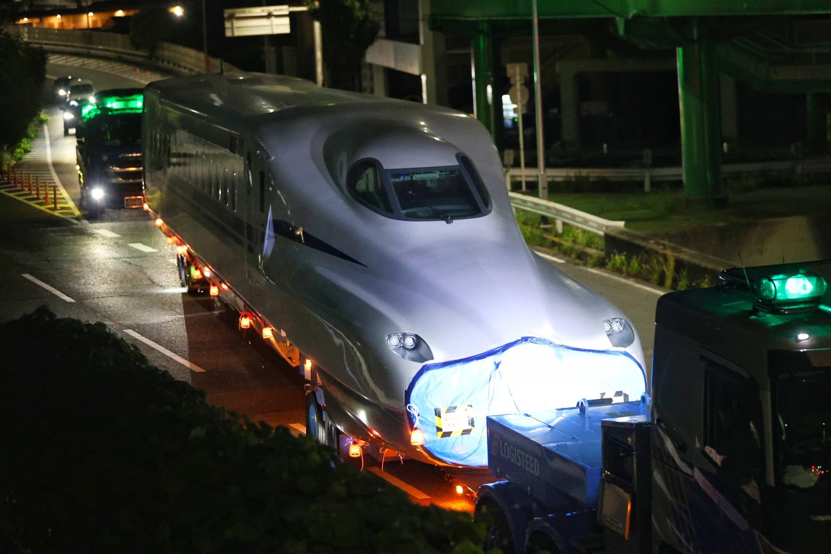 pcxbomb's tweet photo. ドクターＳ（J61編成 ）の２週間かけての大阪港→鳥飼車両基地への陸送が本日未明で完了しました
これは本日未明に陸送された16号車です
2026/9/25
.
#陸送 #ドクターＳ #J61編成 #新幹線 https://t.co/rdwd6Dy95r