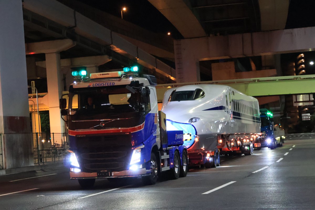 pcxbomb's tweet photo. ドクターＳ（J61編成 ）の２週間かけての大阪港→鳥飼車両基地への陸送が本日未明で完了しました
これは本日未明に陸送された16号車です
2026/9/25
.
#陸送 #ドクターＳ #J61編成 #新幹線 https://t.co/rdwd6Dy95r