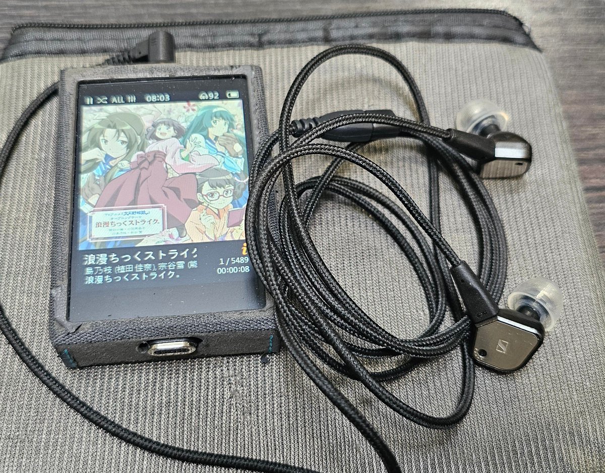 amsmkw's tweet photo. 今日の音楽のお供。
PLENUE D2 x IE80 バランス仕様
DAP #COWON PLENUE D2
リケーブル #NOBUNAGALabs TR-IE2 BALANCE
イヤホン #SENNHEISER IE80
イヤーピース #AZLA SednaEarfit mithryl Standard Mサイズ
microSD #Gigastone 128GB
シンプルだけどなかなか良い感じ。
IE80のケーブルで4.4mmなリケーブルも欲しいけど水葵くらいしか無さそうなんだよな。ただこれバハムートと同じシリーズっぽいからケーブルの取り回しが気になる。。。
なので2.5mmのこの安いやつで十分かなと。4.4mmイヤホンならもっと良いのあるし。