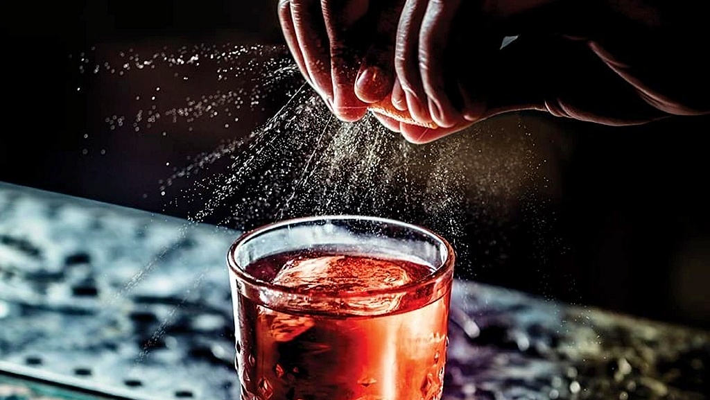RevistaMyD's tweet photo. Santiago vive su #NegroniWeek hasta el 27 de #septiembre. Campari reúne a 55 #bares y #restaurantes capitalinos que reinterpretan el clásico #aperitivo en versiones #elegantes, minimalistas o #audaces, reflejo de una #escena local cada vez más vibrante https://t.co/FPvXIqfX8t https://t.co/gTryNWz3xh