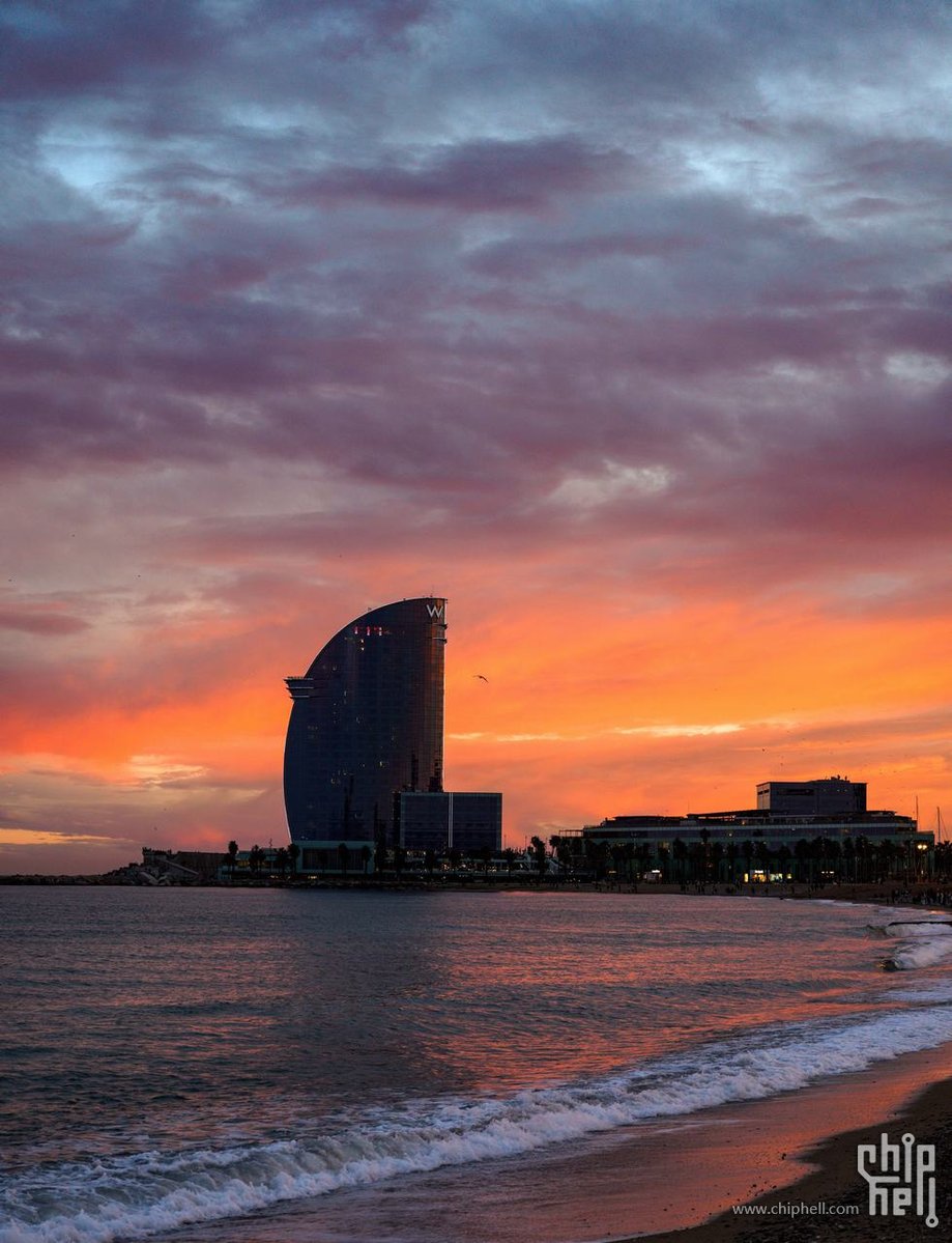 VestaRandrx0's tweet photo. Vistas atardecidas en la Playa de la Barceloneta con un churro caliente en la mano. Una tarde perfecta en Barcelona!， https://t.co/qZGKzSPjG6