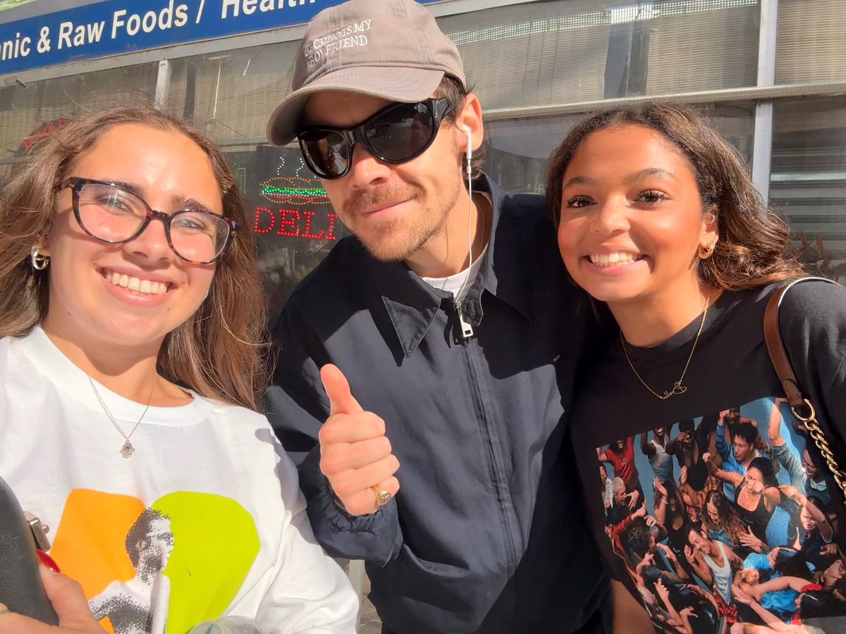 hsdaily's tweet photo. Harry with some fans while out and about in New York City - 23 September (via h_donzella) https://t.co/zfU9nqa08k