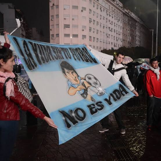candelacejas99's tweet photo. Sigo a Messi desde que tengo uso de razón  cuando media argentina lo puteaba en 2016  éramos pocos los que estábamos en un banderazo en el obelisco para que no deje la selección. No conseguir entradas ahora en su despedida me destruye😢
(Foto del #NOTEVAYASLIO)
#AFA #DEPORTIK https://t.co/DlgYgLTybl