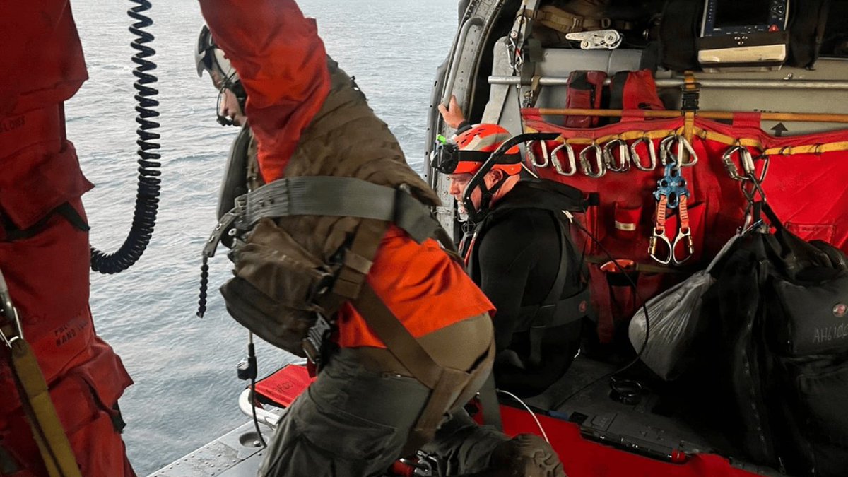 KcluNewsLance's tweet photo. Rescue on the Central Coast! A Navy helicopter crew rescued a pilot after his plane lost power, and crashed during a training mission off the Central Coast. The Hawker Hunter aircraft was flying out of Naval Base Ventura County. #planecrash #morrobay #navalbaseventuracounty https://t.co/HW8KDhbxSy