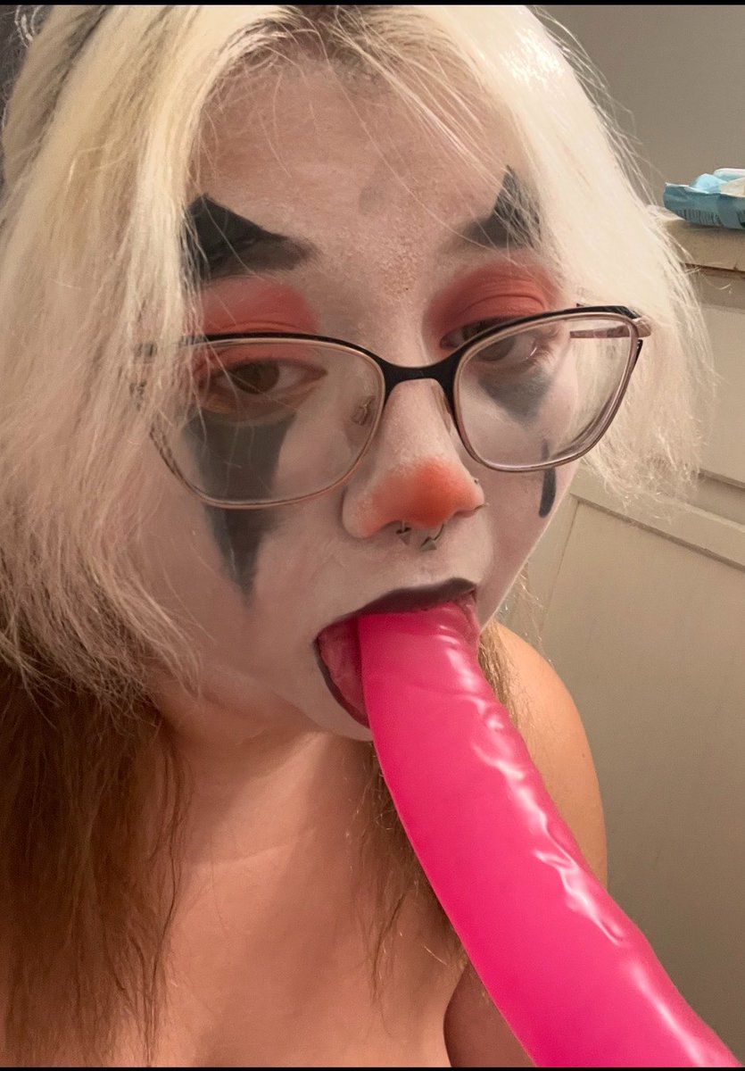 LuvNymphie's tweet photo. Puppy’s just clowning around :•3

#nsfwtwt #nsfw #clowngirl #petplay #dildosucking #dildo #altgirl https://t.co/CvdkFUaT1U