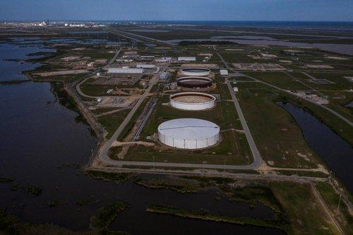 dimitri101's tweet photo. Trump officials say the oil-market disruption is temporary, but Chevron’s Mike Wirth and others warn global supplies are running low. Here's what to expect in the coming weeks. https://t.co/iBjlfW09eK https://t.co/eyWCgFVsMu
