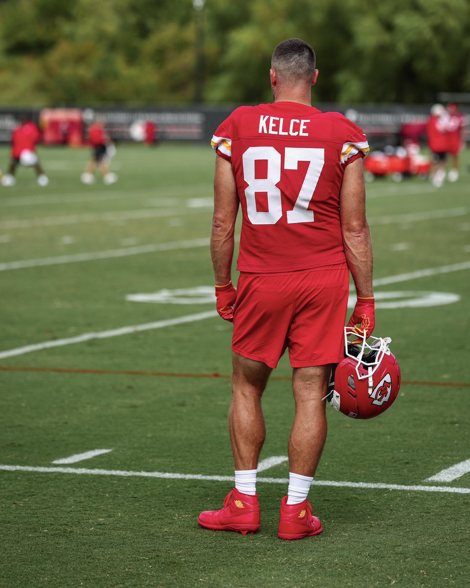 Chiefs's tweet photo. Dolphins on deck. https://t.co/pxy3V6AUvq