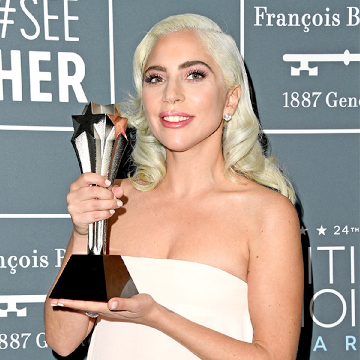 mouvyyyy's tweet photo. A gaga literalmente tendo globo de ouro e critics choice por atuação kkkkk https://t.co/GvLxoahSwq