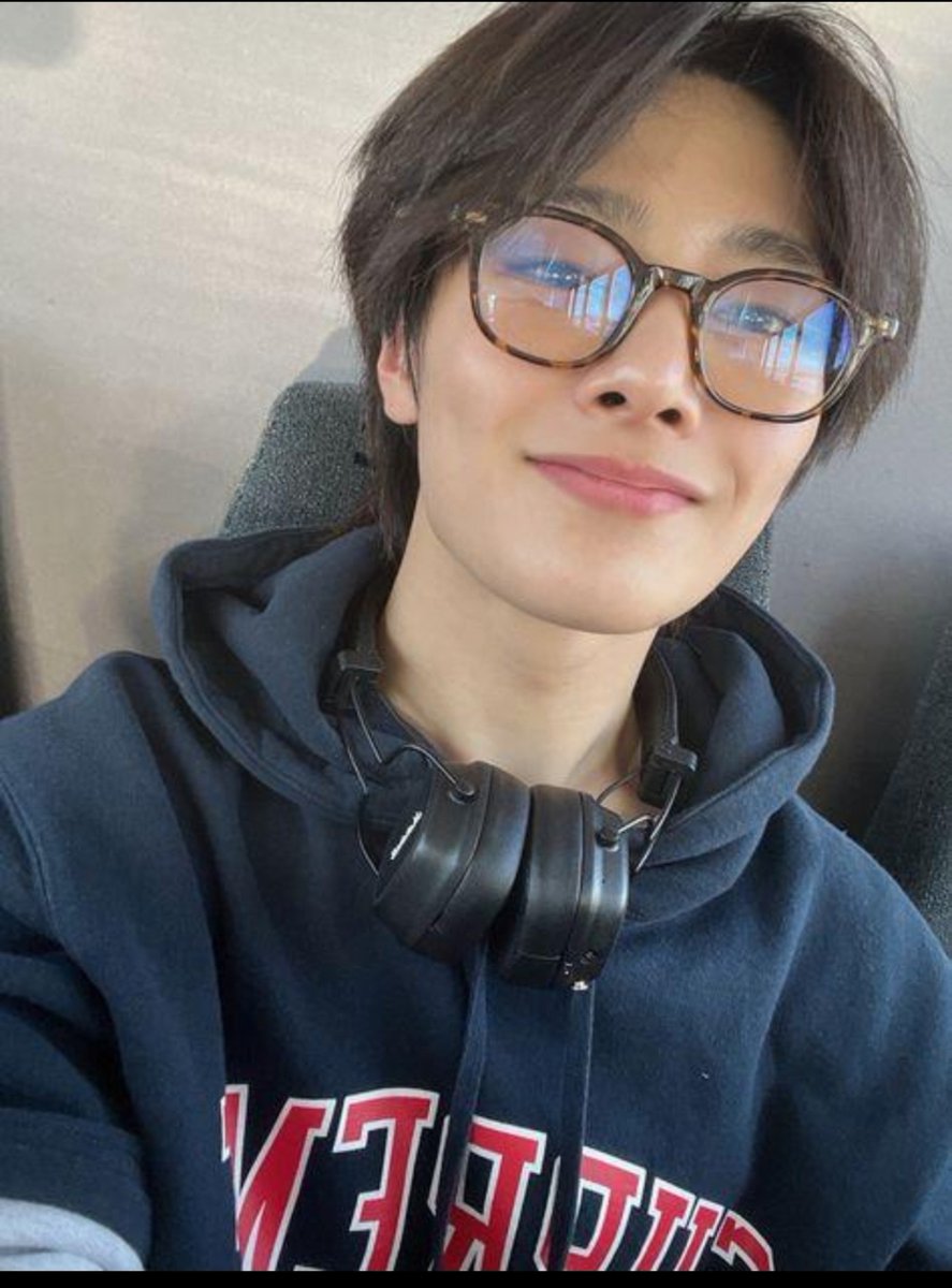 seodedessa's tweet photo. Com o menino jorginho🤓
#StaySelcaDay #StrayKids
#ssd #SelcaDay #JEONGIN https://t.co/hOmdaHqnsr