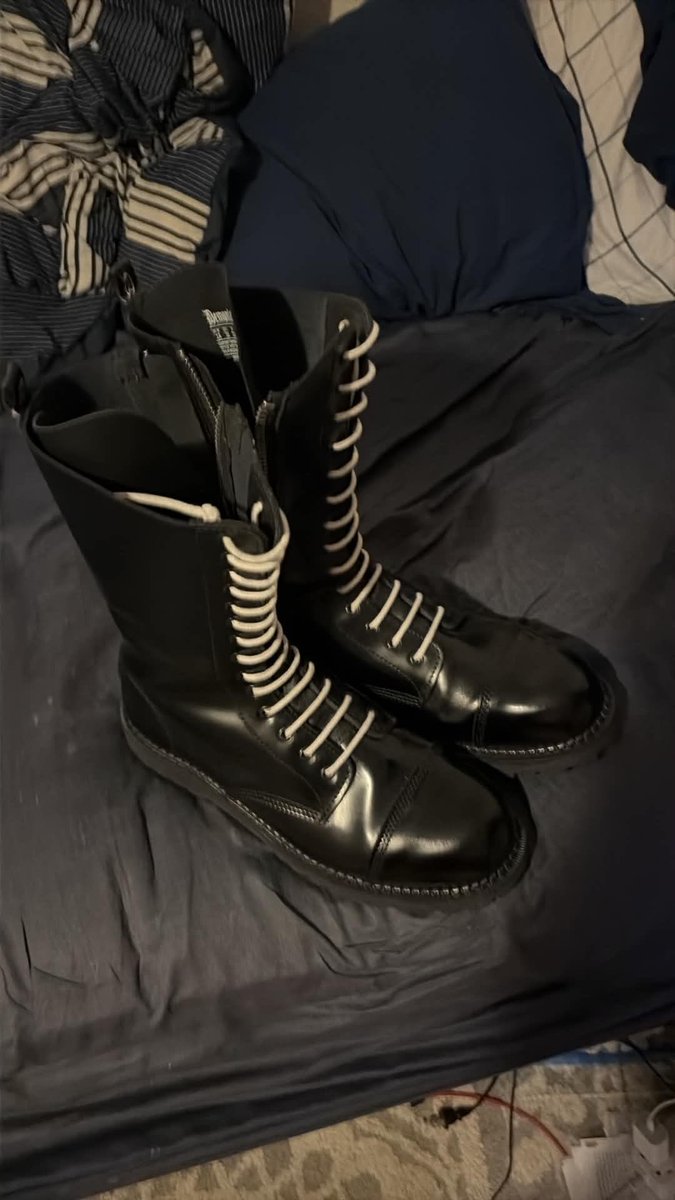 whitelacesboots's tweet photo. @flyinghugo80 My friends boots i wear https://t.co/ubX9Km6ZIh