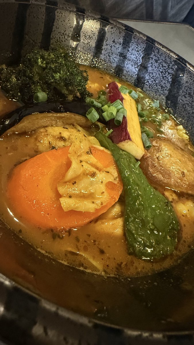 harukaze1130c's tweet photo. スープカレー♪
札幌以外で初めて食べたかも⁉︎
7種野菜+チキン🥦🍠🫑🥕🍆🧅🥔🐔
辛さ控えめにしたけどもちょい辛くても良かったかも🤔
とても美味しかったです🙂
#plusone #川越市 https://t.co/ebrkIHnwbT