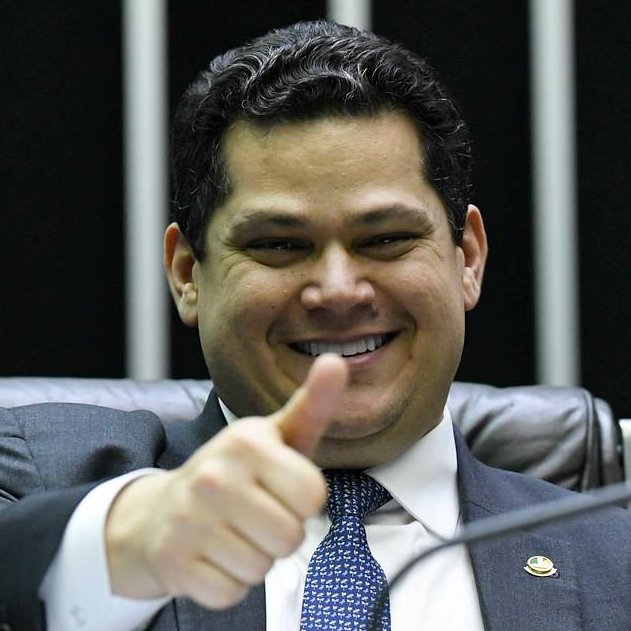 republiqueBRA's tweet photo. 🚨 💬 Em troca de mensagens, Daniel Vorcaro e Fábio Faria organizavam festas para atender Davi Alcolumbre e zombavam do presidente do Senado:

DV: “Aquela de 3 metros estará lá, Fabio.”

FF: “A dupla, né. Foda que o Davi aprendeu a falar pelo Google Tradutor e pode assustar a menina.”

DV: “Kkkkk. Bonde do Tigrão.”

FF: “Davi falou que está com dança nova. 😂”