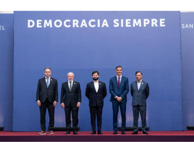 Iherreraa's tweet photo. Bachelet y Boric le piden a Kast no escoger un bando.  Pero ellos y la izquierda ya escogieron un bando. El bando de los dictadores de izquierda, el bando de los delincuentes, el bando de los ilegales. https://t.co/C0K0PDex3L