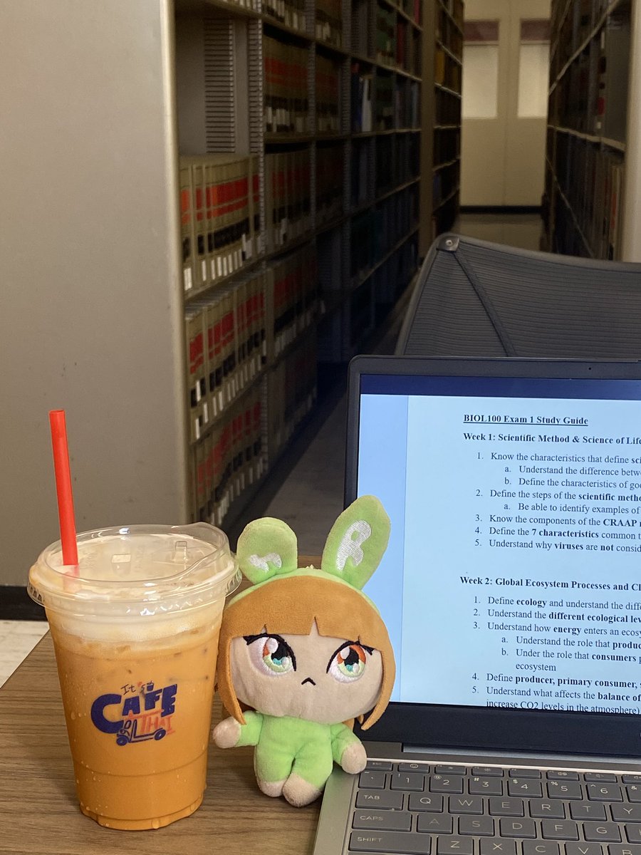 kurenaay's tweet photo. guess she wanted to study too #haerin https://t.co/YxY09oiKDT