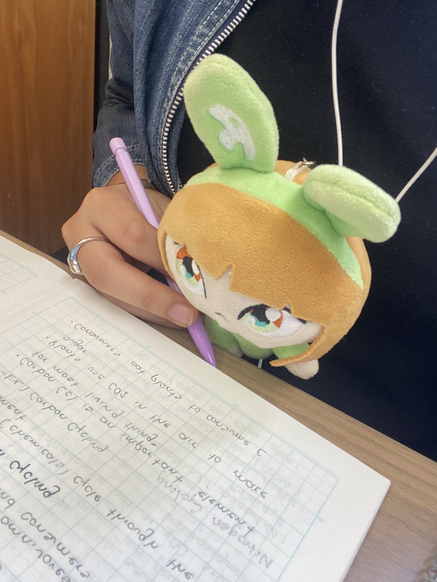 kurenaay's tweet photo. guess she wanted to study too #haerin https://t.co/YxY09oiKDT