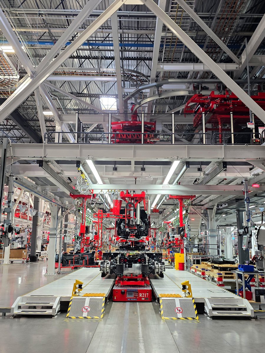 SERobinsonJr's tweet photo. Here is just a handful of shot from the tour. Unbelievable access granted by Tesla today. https://t.co/OinTm3YXc2