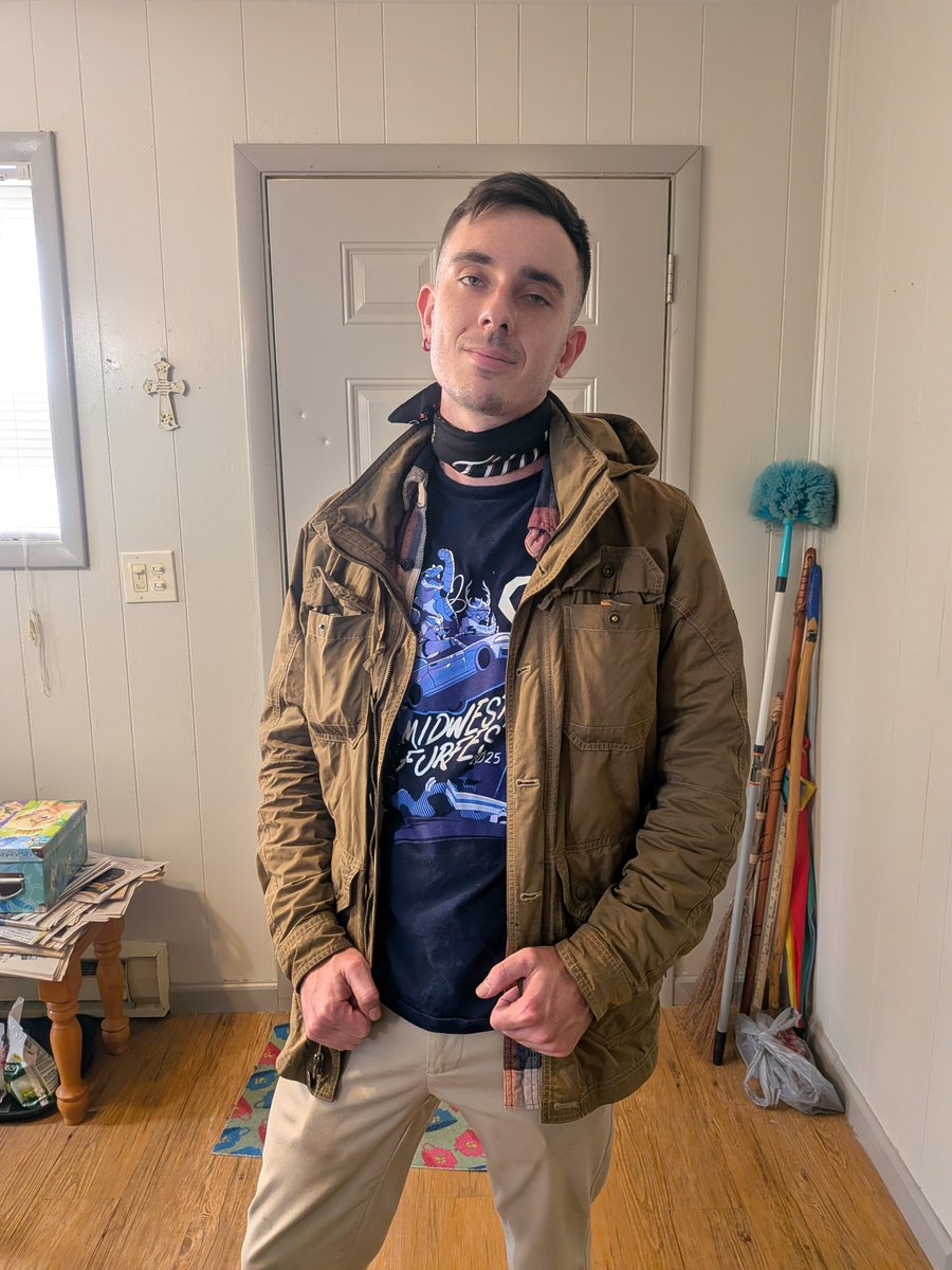 BlitzenAD's tweet photo. How to find me #FTO26  

• Do's 
- Come say hi 
- Ask for cuddles
- Ask to make content 
- Buy me a drink
- hHugs are always welcomed 

•Don'ts 
- Be weird 
- Follow without interacting 
- Grabe inappropriately me in a public spot ;) https://t.co/ZqwzpwlmLy