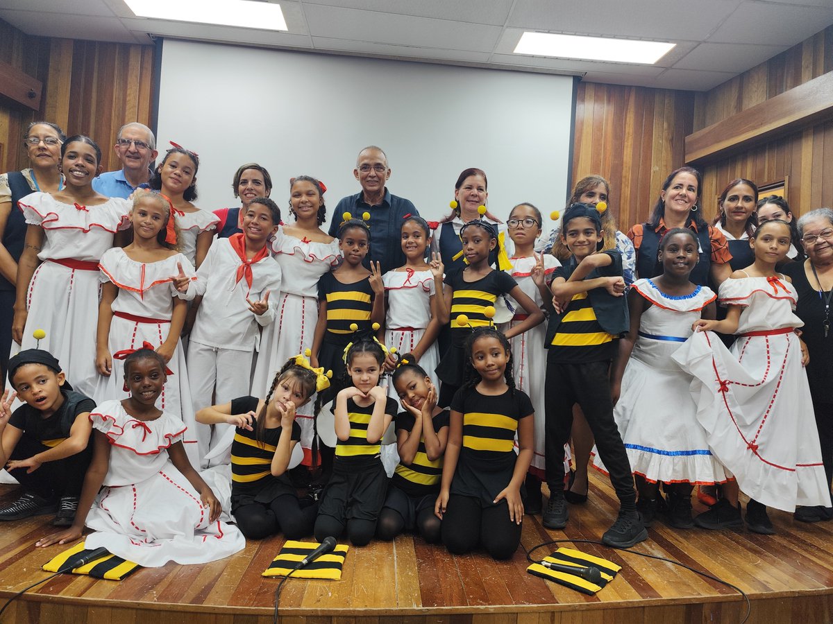 Guerrerotony161's tweet photo. En @ETECSA_Cuba presente la vida y la obra de Fidel, en un matutino lleno de emociones y alegría, junto a sus  directivos y trabajadores. 
¡Celebración del venidero aniversario de los CDR!.
#FidelEsFidel https://t.co/QaAM9wonoU