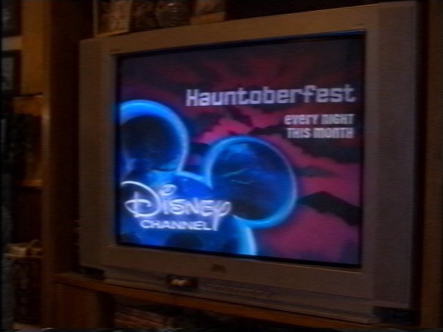 NostalgiaYZ's tweet photo. Halloween season on Disney channel in the 2000s. https://t.co/6YTo40N8ws