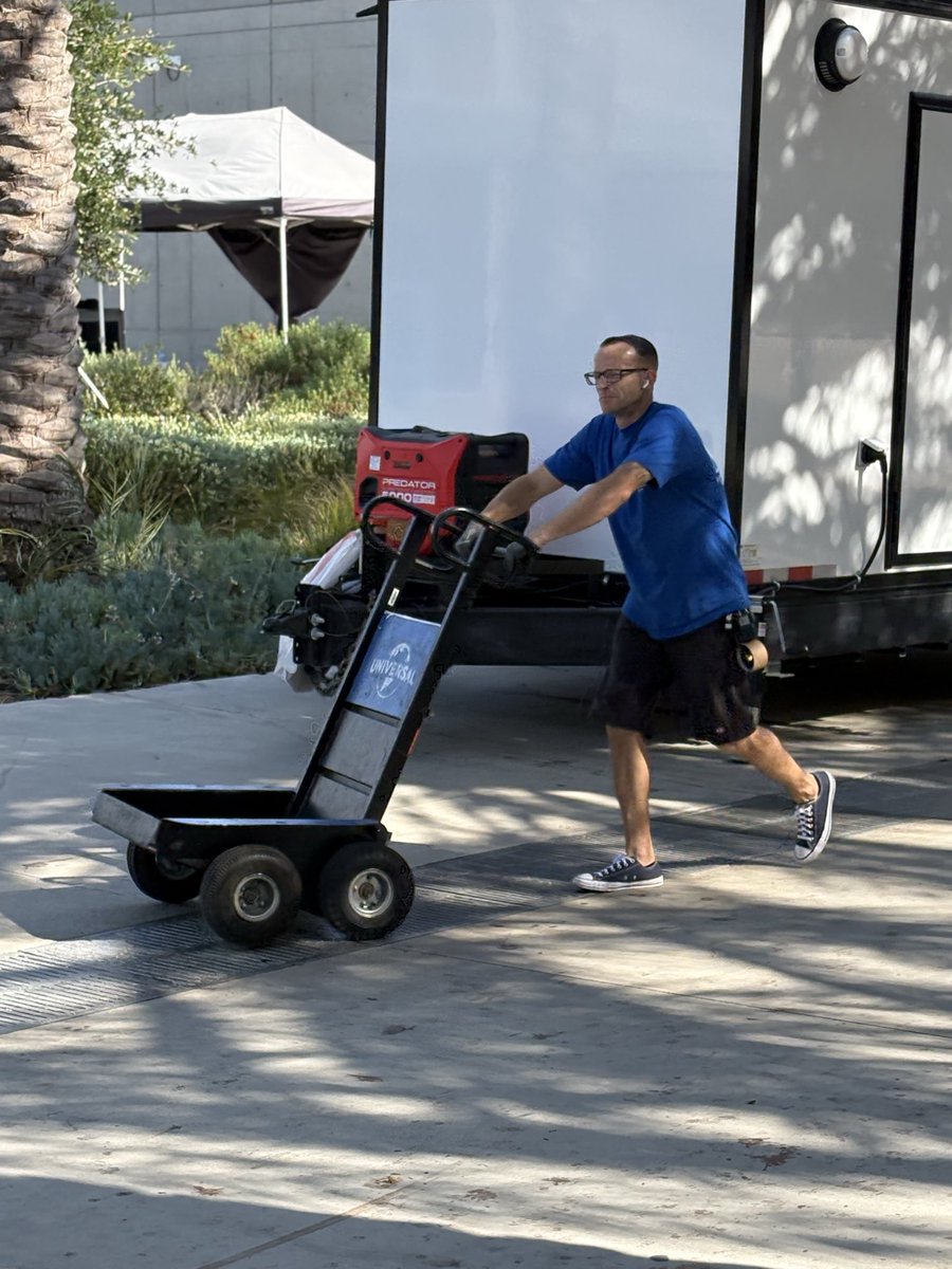 tulsiread's tweet photo. A peek inside a Universal Studios truck! @elcaminocollege #benhindthescene #eccunion #moviemadness https://t.co/eHCUsiM4YL