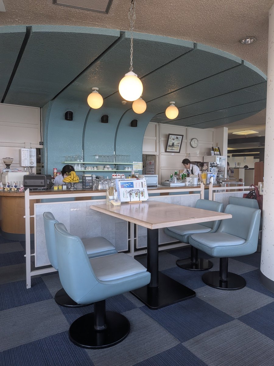 yoshimo2017's tweet photo. 大川サービスエリア
喫茶 大川オアシス
クリームソーダを飲んで店を出てトイレに行ったり散策して戻ると喫茶室が空いていたので再入店して採光で最高な窓際席でアイスコーヒーをいただいた
居合わせたお客さん全員が至福の表情を浮かべ飲食されていた https://t.co/34UCRzP02w