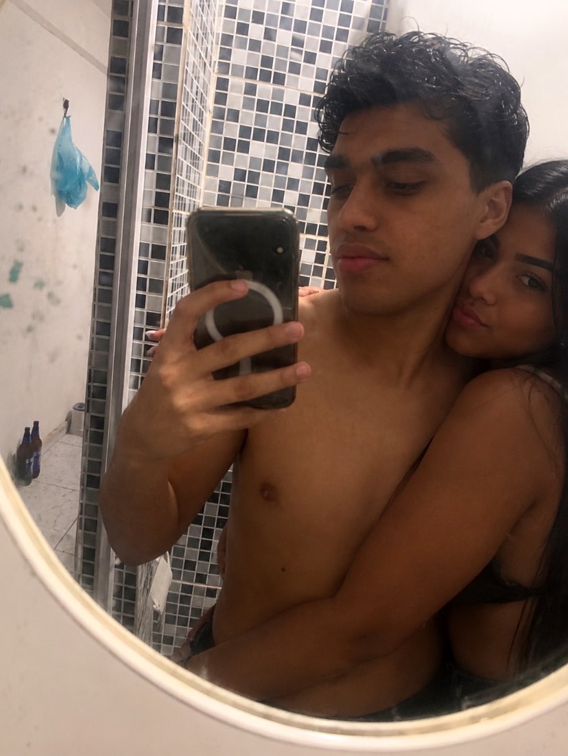 GBuly4's tweet photo. Hoje a minha amiga vai provar o chocolate garoto 😏

#PINTOSAWARD
#XOTAAWARDS
#BUNDASAWARDS
#BUNDAAWARDS
#PEITOAWARDS
#TROCONUDS
#PINTOAWARD
#novinhodopirocão https://t.co/7rBK3Hkn4r