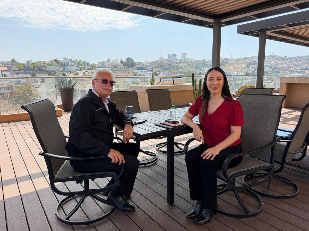 politicomx's tweet photo. 🟤🟥📸 Julieta Ramírez se reúne con Jaime Bonilla 

La Coordinadora Estatal de la Defensa de la Transformación en Baja California, @JulietaRamirezP, compartió una fotografía junto al dirigente del @PTNacionalMx, en el estado, @Jaime_BonillaV, con quien coincidió que la unidad de ambas fuerzas políticas llevará a la 4T a mantenerse fuerte y unido rumbo al proceso electoral de 2027.