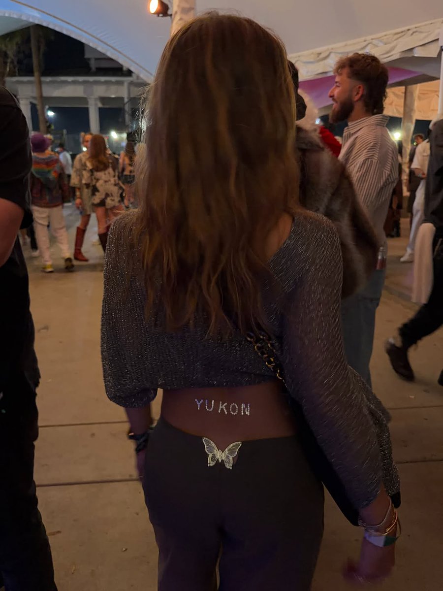 jasonphelps3's tweet photo. Honis, no tengo mucho más que decir que esto: suban su contenido. Hoy haces un GRWM en tu cuarto con 4 likes, y mañana estás en Coachella disfrutando con tus amigas. ¡Despierten! https://t.co/7Hnh07rl7K