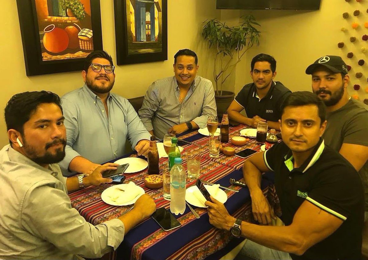 TheChipi's tweet photo. Que pensarían ustedes si les digo que en esta mesa esta sentado el jefe de campaña de Viteri y el hijo de Viteri con uno de los detenidos en el último operativo de la CIA en Isla Mocolí? https://t.co/72sV5b4t4S