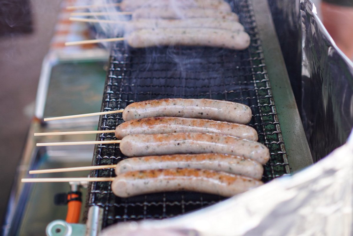 NeufrankSmoke's tweet photo. 今週末は谷保天満宮例大祭⛩️

今年も国立旭通り商店会の方々が、NTT ル・パルク駐車場の御神酒所で、当店の「焼きソーセージ」を焼いて販売していただきます🙇
他にも焼きそばやビールなどが楽しめたり、日曜日は歩行者天国！

神輿や山車を観た後は、お散歩がてら当店でのお買い物もぜひ～ https://t.co/NtRozY0ixI