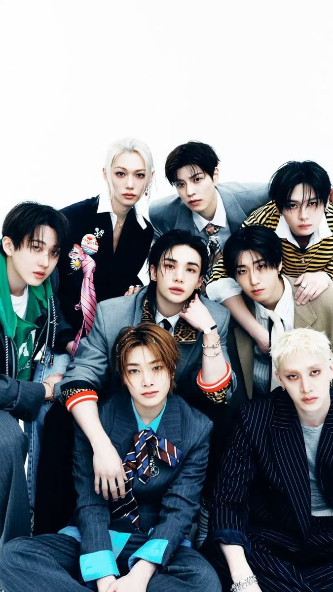 KFloopNet's tweet photo. 🚨 Stray Kids sparks reactions after reports showed that the crowd consisted of only a small number of fans and people gathered outside Mexico City’s National Palace, resulting in an extremely small crowd.

—This is considered another embarrassing moment for the group. https://t.co/E0zsb1bVtI