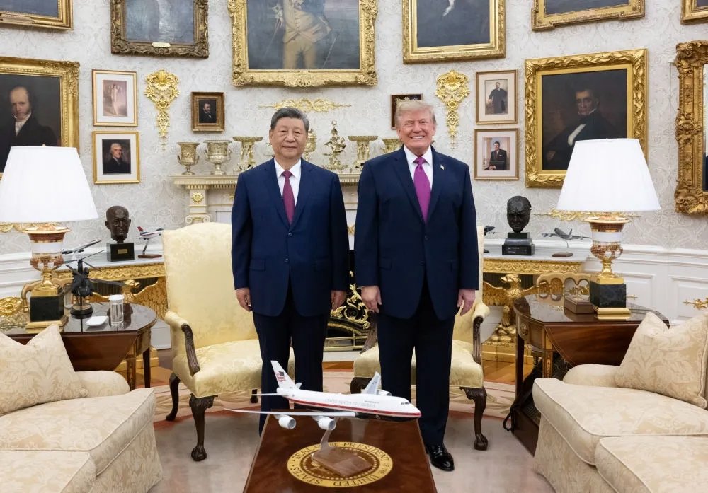NanyangTcm's tweet photo. 9月24日上午，国家主席习近平同美国总统特朗普在白宫椭圆形办公室小范围交流。 https://t.co/TFRMSRIWpv