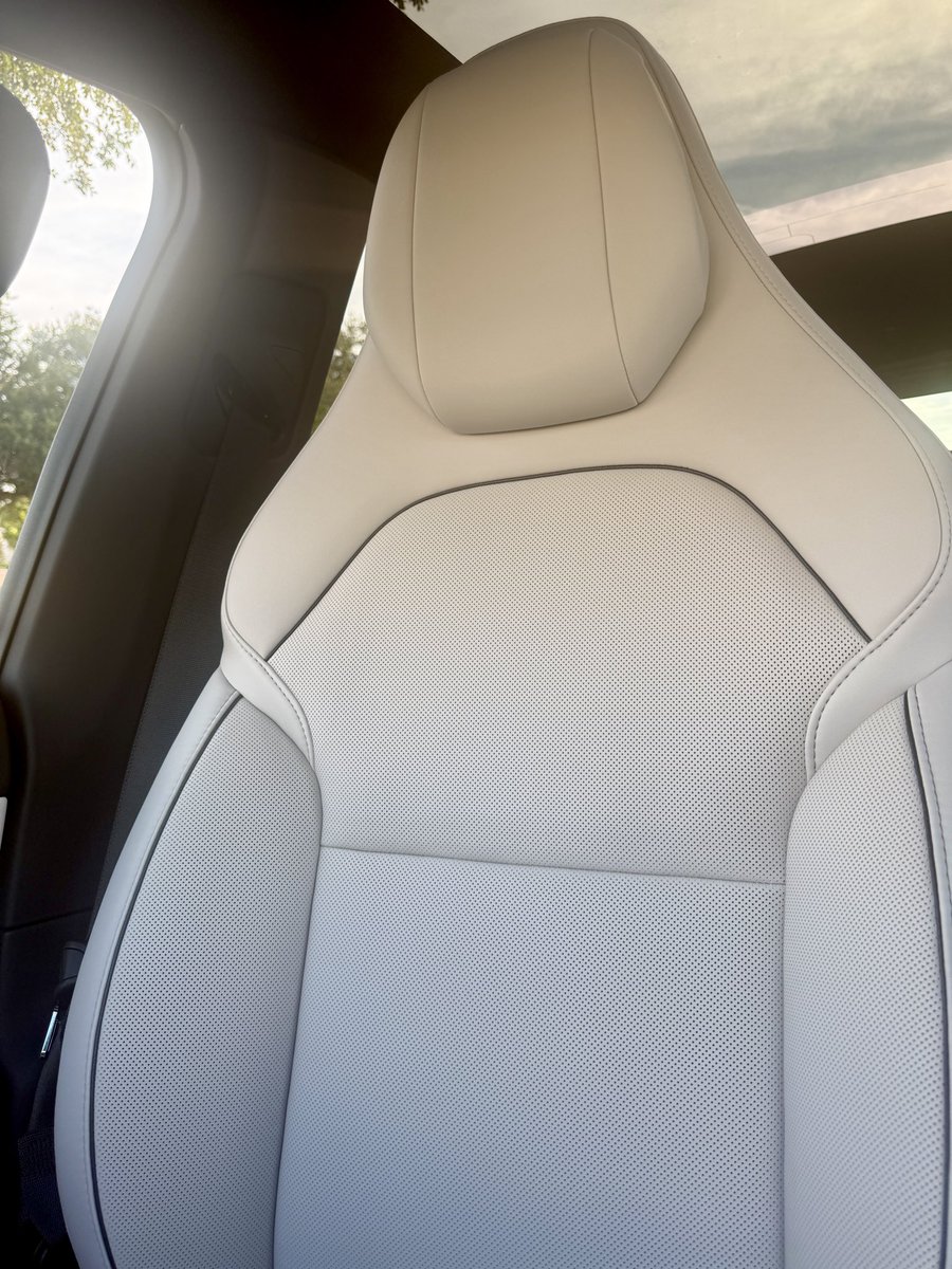 Rikkky15's tweet photo. Zen Gray looks 🔥 in the Model YL! 🤍
The ventilation is awesome, and the stitching/detailing is absolutely perfect.

Premium feel, comfort, and futuristic design — Model YL nailed it. ⚡️check the pics 👇 https://t.co/6w2eqsQcKj