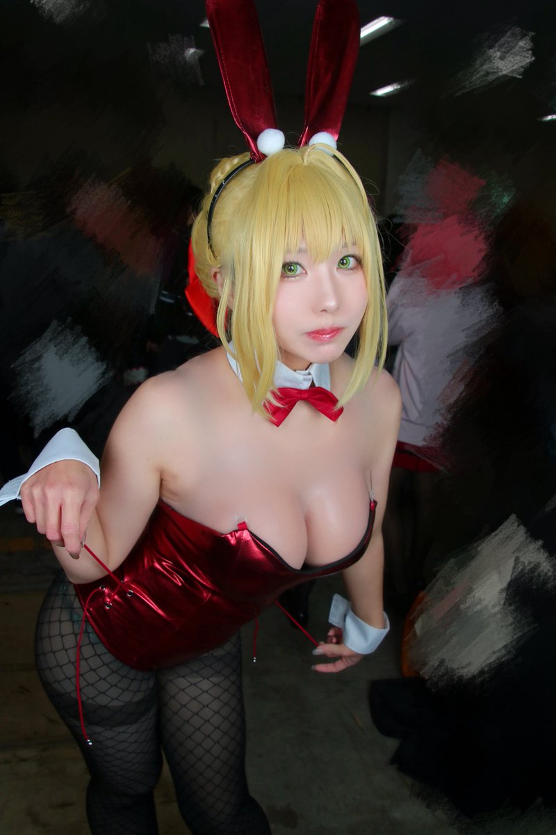 fyyw155908's tweet photo. coser推荐：kokonyan1848
三十有六但仍前凸后翘油乳淫臀，覆着媚屌浓妆的脸永远随时欢迎年轻鸡巴肆意涂抹标记，雌熟骚穴阴毛杂乱闷热潮湿，光是嗅着屌臭就忍不住主动降下子宫泌液排卵……
深凿瞬间便矜持全无发出母猪哼齁卖力夹吸，肥屄嫩肉绞裹拼命榨取年轻精子，只留下���地淫汁狼藉。
#意淫 #coser https://t.co/miRCWum7ye