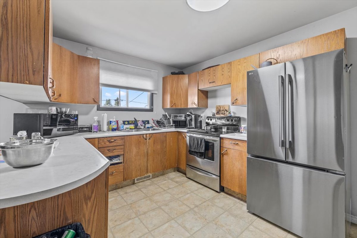DaveOzubko's tweet photo. Edmonton builders and developers: a 50 x 150 ft flat lot (approx. 696.80 sqm) in a mature neighbourhood, with rear alley access and a detached garage. Redevelopment is already happening next door. A flexible opportunity to plan your next project. https://t.co/UBgO24N5bI