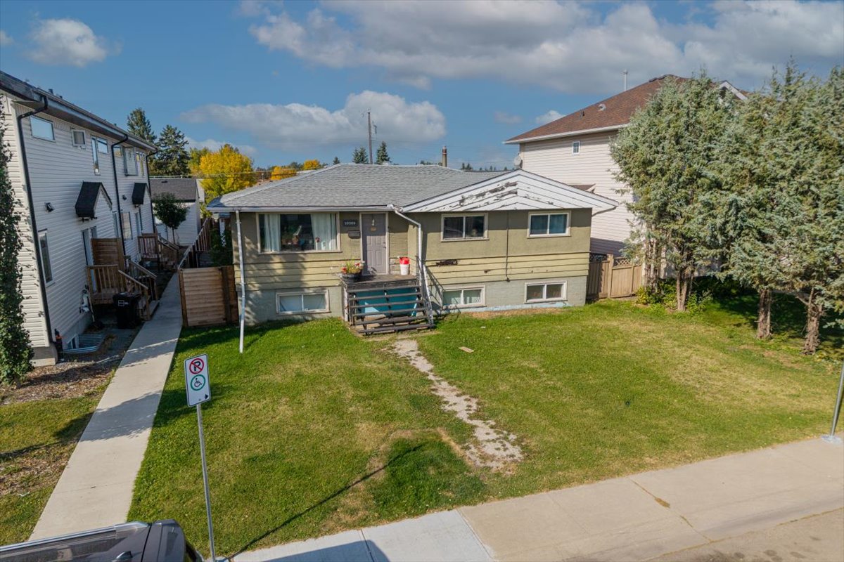 DaveOzubko's tweet photo. Edmonton builders and developers: a 50 x 150 ft flat lot (approx. 696.80 sqm) in a mature neighbourhood, with rear alley access and a detached garage. Redevelopment is already happening next door. A flexible opportunity to plan your next project. https://t.co/UBgO24N5bI