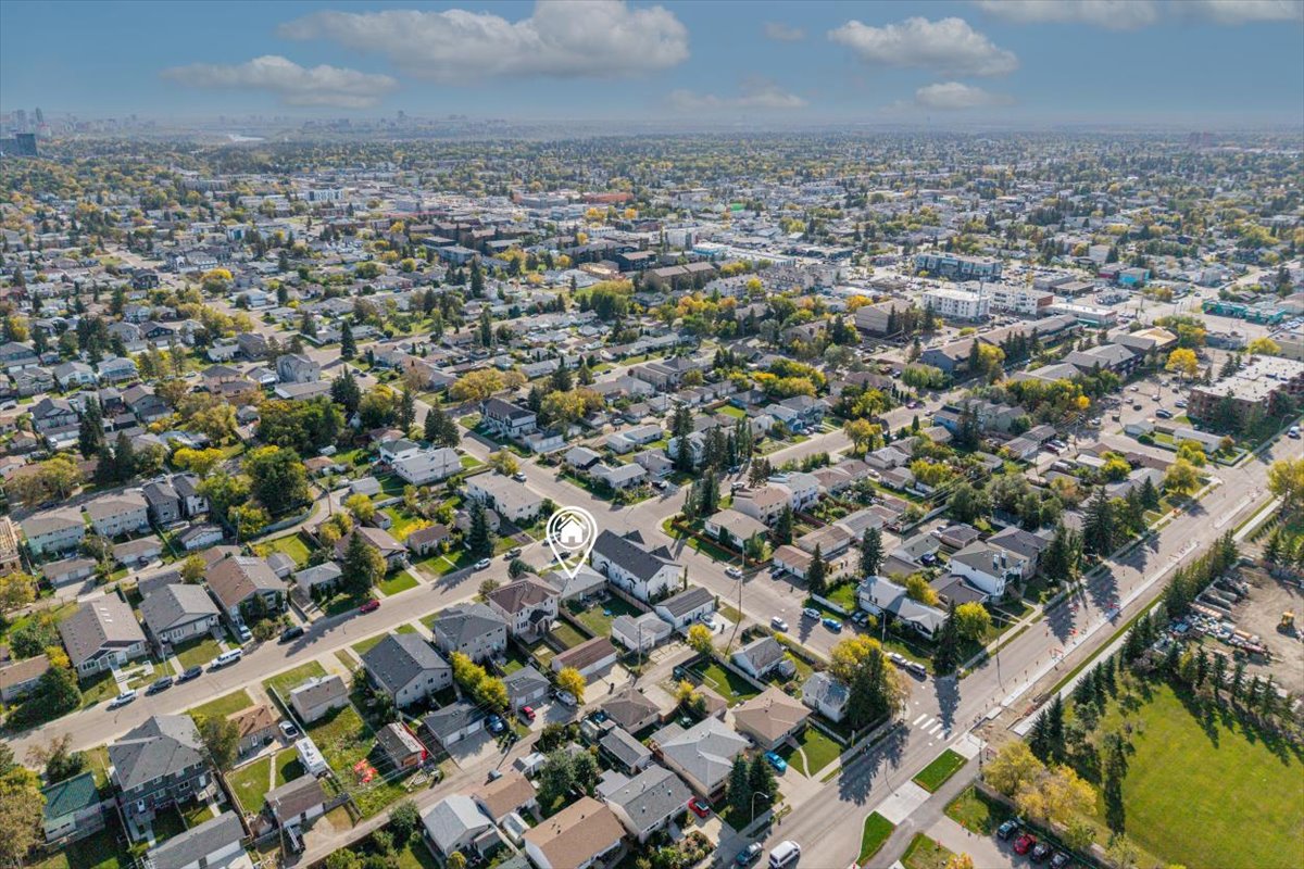 DaveOzubko's tweet photo. Edmonton builders and developers: a 50 x 150 ft flat lot (approx. 696.80 sqm) in a mature neighbourhood, with rear alley access and a detached garage. Redevelopment is already happening next door. A flexible opportunity to plan your next project. https://t.co/UBgO24N5bI