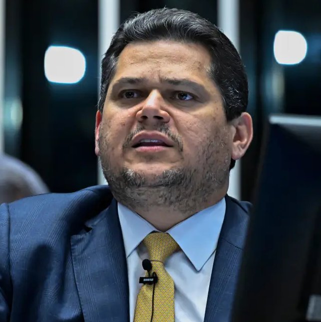 republiqueBRA's tweet photo. 🚨 💬 Em troca de mensagens, Daniel Vorcaro parabenizou Davi Alcolumbre após ele ser eleito presidente do Senado pela 2ª vez: “Fala, meu amor. Muito obrigado por tudo, em especial pelo seu carinho e amizade fraterna! Sou seu irmão. Pra vida toda”, respondeu Alcolumbre. https://t.co/emZfdSw1KV